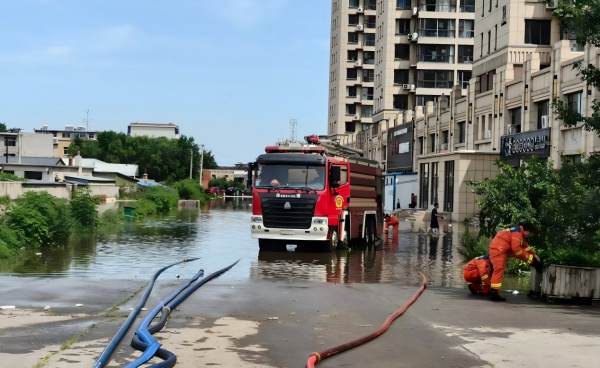 干群同心鏖战风雨 筑牢堤坝守护平安  灯塔市佟二堡镇全力处置浑沙河汛情